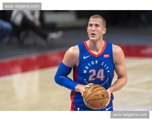 黄蜂转换进攻提速抓住失误 三球长传与侧翼奔袭结合